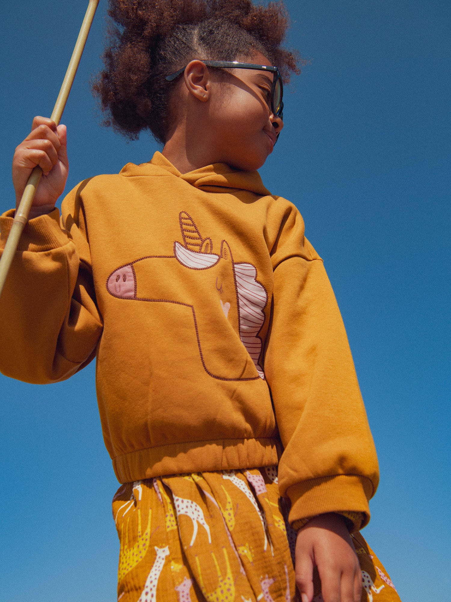 Sweat jaune moutarde animation licorne